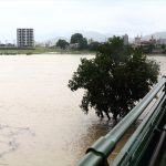 大雨続きで長良川が氾濫しそう。上流地域では通行止めにもなり陸の孤島化する状況に。